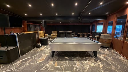Billardtisch im Lounge-Bereich der Riff Raff Bar
