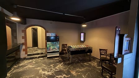 Eingangsbereich der Riff Raff Bar mit Töggelikasten