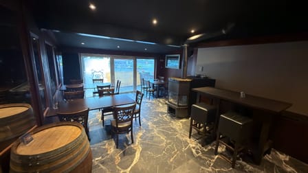 Fumoir der Riff Raff Bar mit Holzofen und Lounge-Atmosphäre