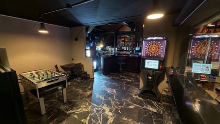 Töggelikasten und Darts im Spielbereich der Riff Raff Bar