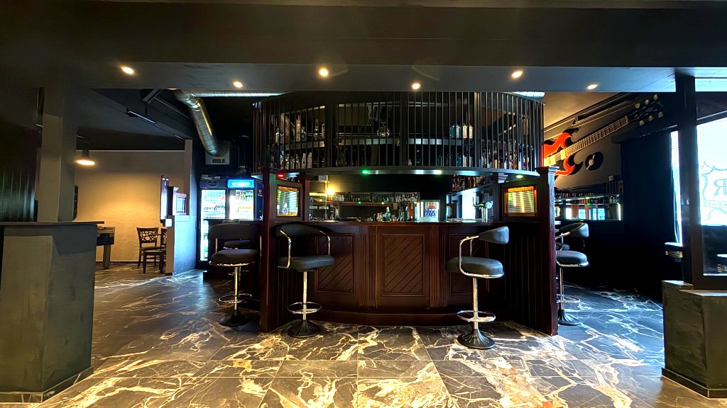 Bar-Theke der Riff Raff Bar in Interlaken